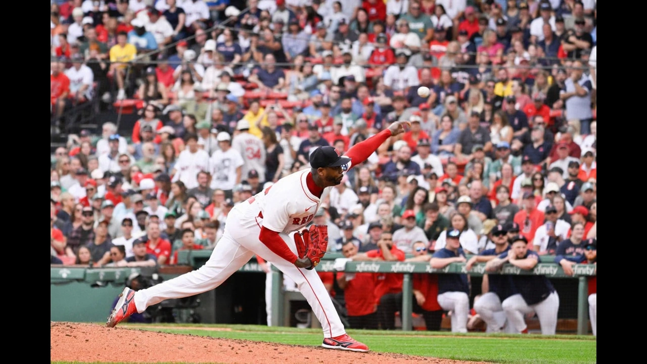 Red Sox sign Aroldis Chapman to $13.3M extension